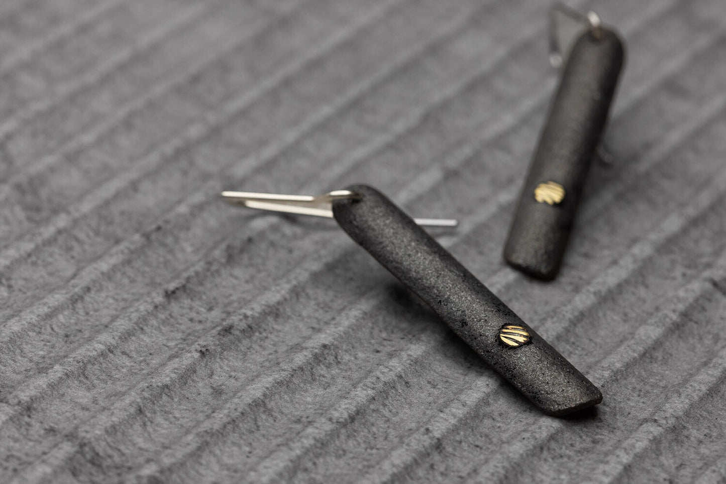 Quill enamel brass accent