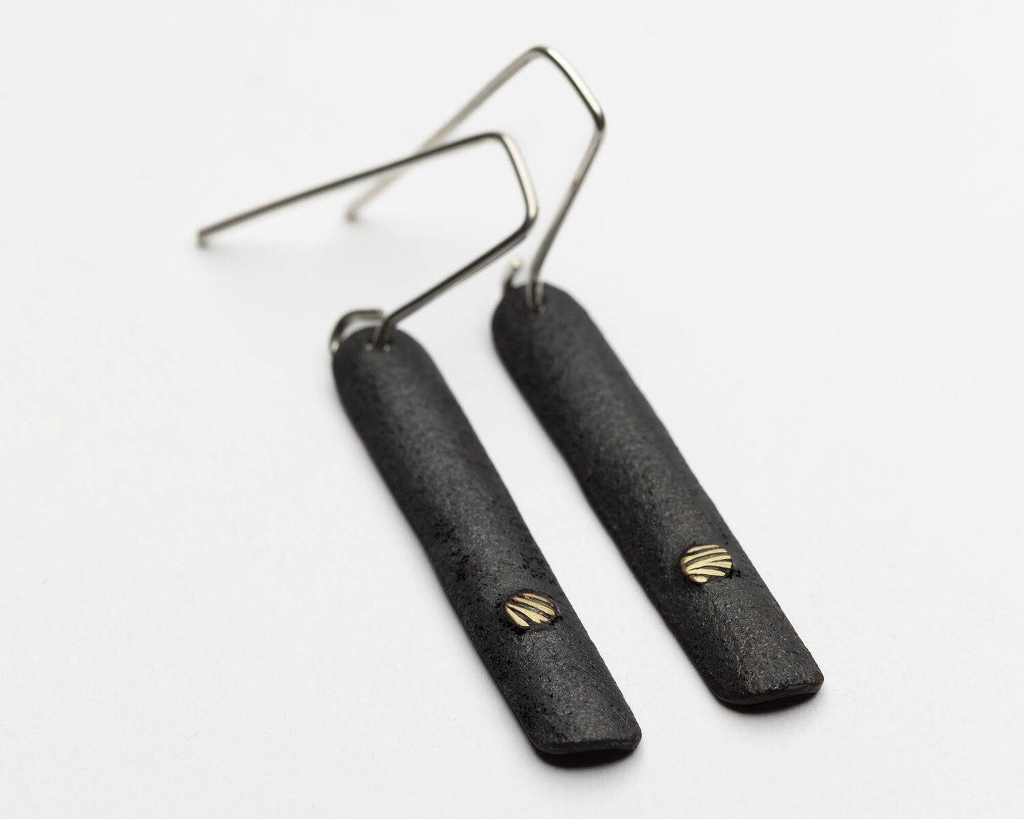 Quill enamel brass accent