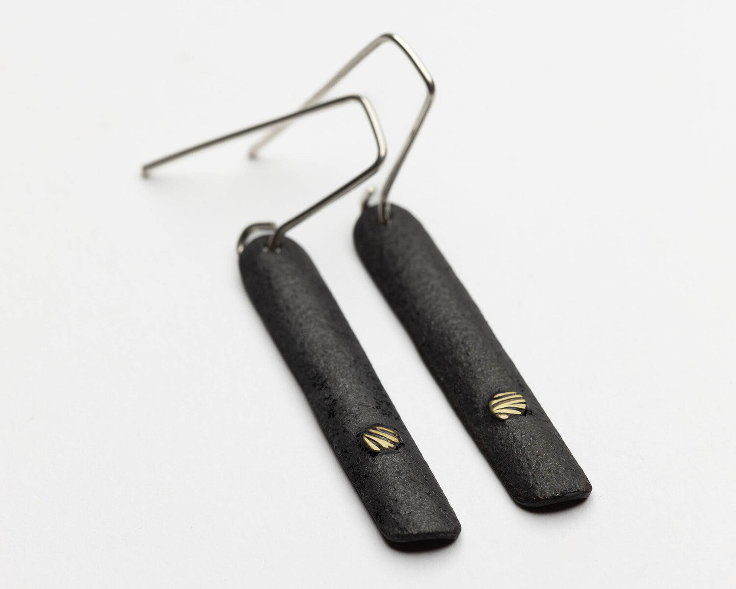 Quill enamel brass accent