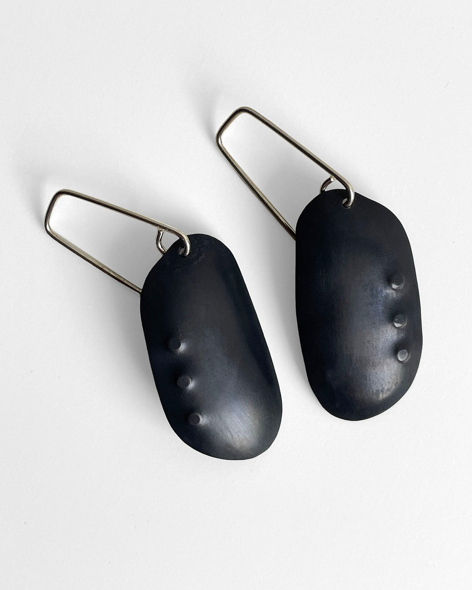 Large pebbles black