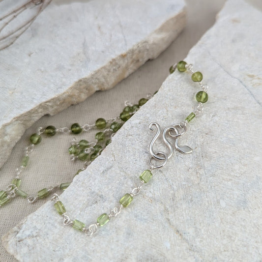 Mixed shape peridot necklace with snake catch