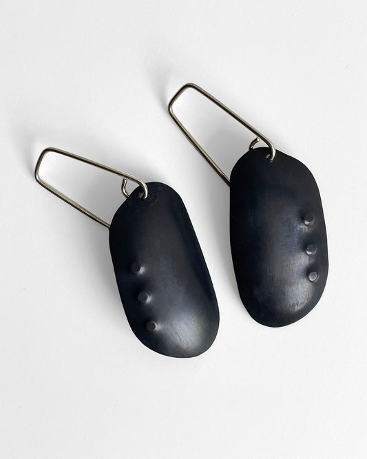 Large pebbles black